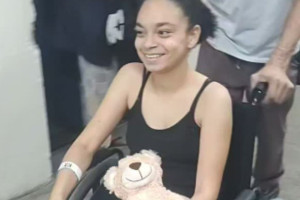 Jovem atacada por tubar&atilde;o em Boa Viagem recebe alta ap&oacute;s mais de um m&ecirc;s internada