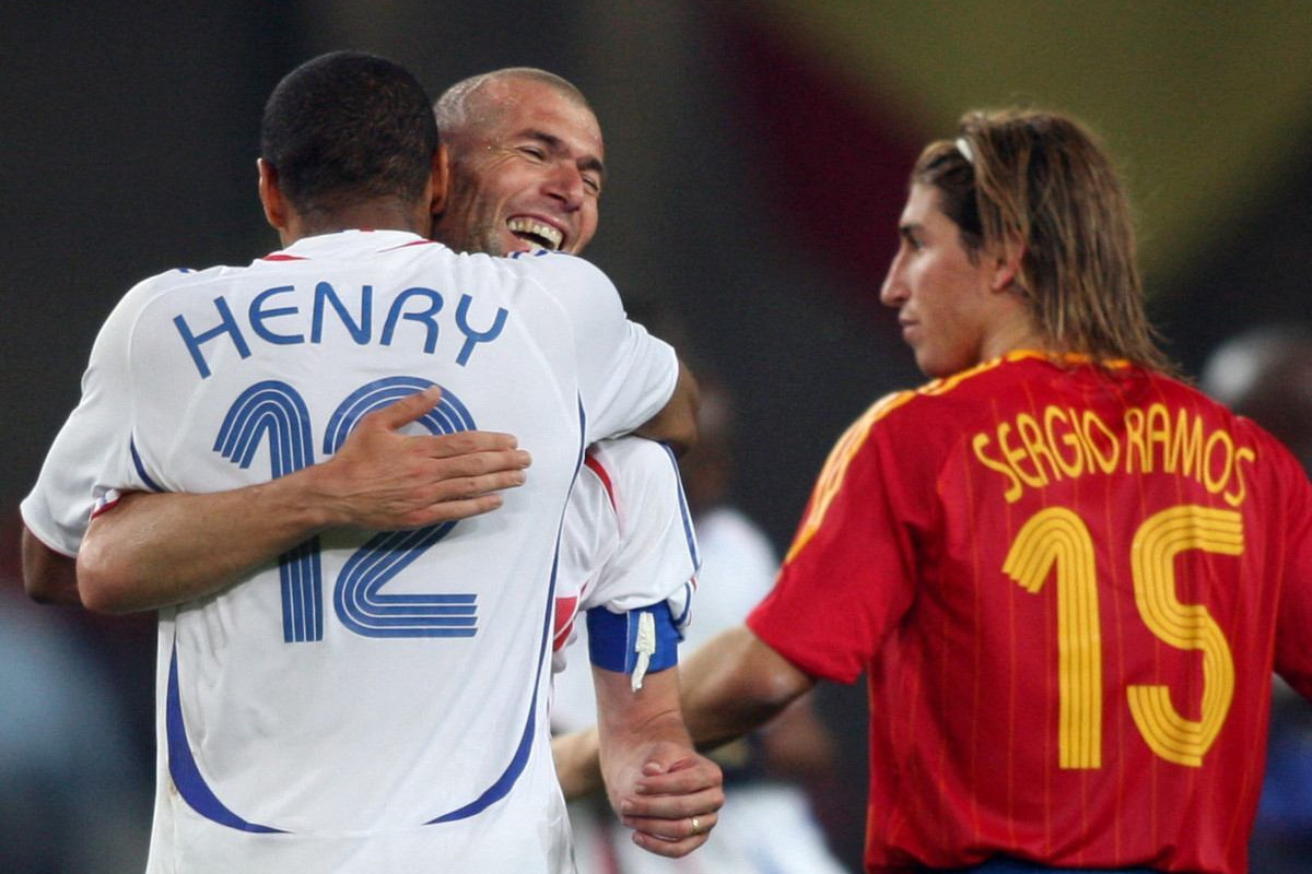 Thierry Henry e Zinedine Zidane, da França, e Sergio Ramos, da Espanha /Patrik STOLLARZ / AFP