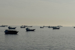 Embarca&ccedil;&otilde;es aparecem ancoradas no Estreito de Ormuz, ao largo da cidade portu&aacute;ria de Khasab