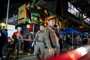 Policiais fazem a guarda ap&oacute;s um grande inc&ecirc;ndio consumir um bar em Bangkok
