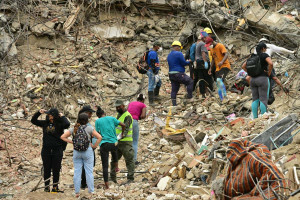 Familiares de desaparecidos e equipes de resgate buscam v&iacute;timas entre os escombros na Venezuela