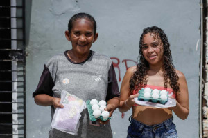 Carro do Ovo Pela Vida das Mulheres distribui simbolicamente 50 bandejas com meia d&uacute;zia de ovos 