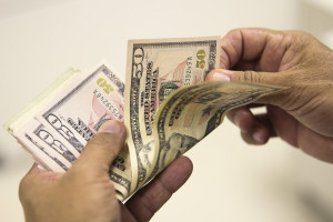 D&oacute;lar volta a subir ap&oacute;s retomada dos conflitos entre EUA e Ir&atilde;
