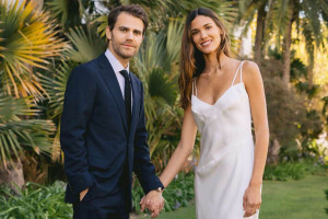 Natalie Kuckenburg compartilhou imagens do seu casamento com Paul Wesley, nesta segunda-feira (13)
