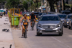 Obras na orla de Boa Viagem provocam transtornos para pedestres e ciclistas no Recife