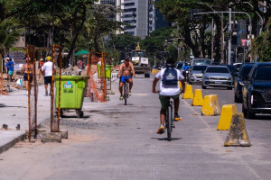 Sem infraestrutura adequada, ciclistas recorrem &agrave; contram&atilde;o e &agrave;s cal&ccedil;adas no Grande Recife