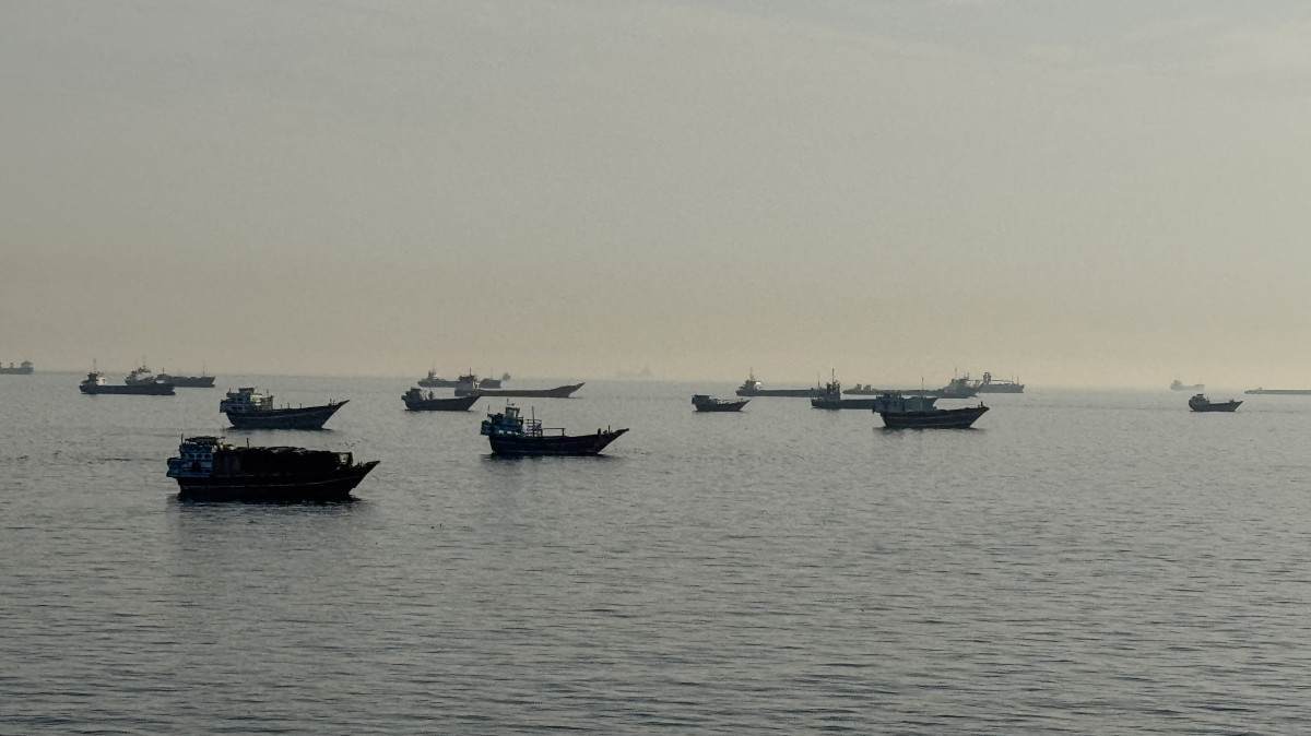 Embarca&ccedil;&otilde;es aparecem ancoradas no Estreito de Ormuz, ao largo da cidade portu&aacute;ria de Khasab,      Created/AFP