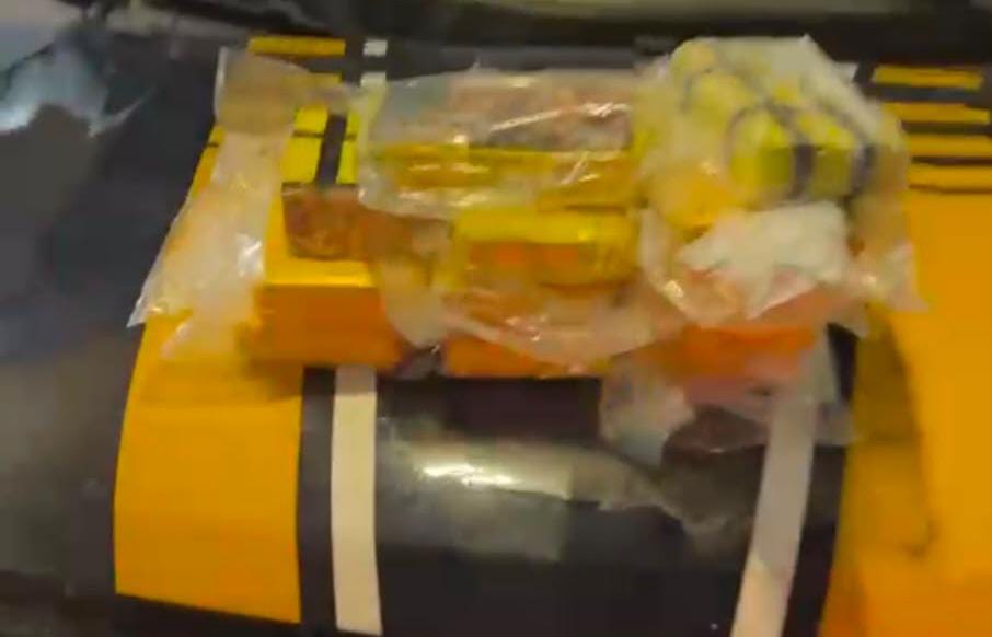 Droga foi encontrada dentro de um veículo/Divulgação/PRF