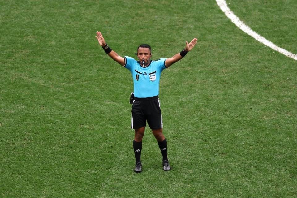 Iván Barton, árbitro salvadorenho na Copa do Mundo/LUKE HALES / GETTY IMAGES NORTH AMERICA / GETTY IMAGES VIA AFP
