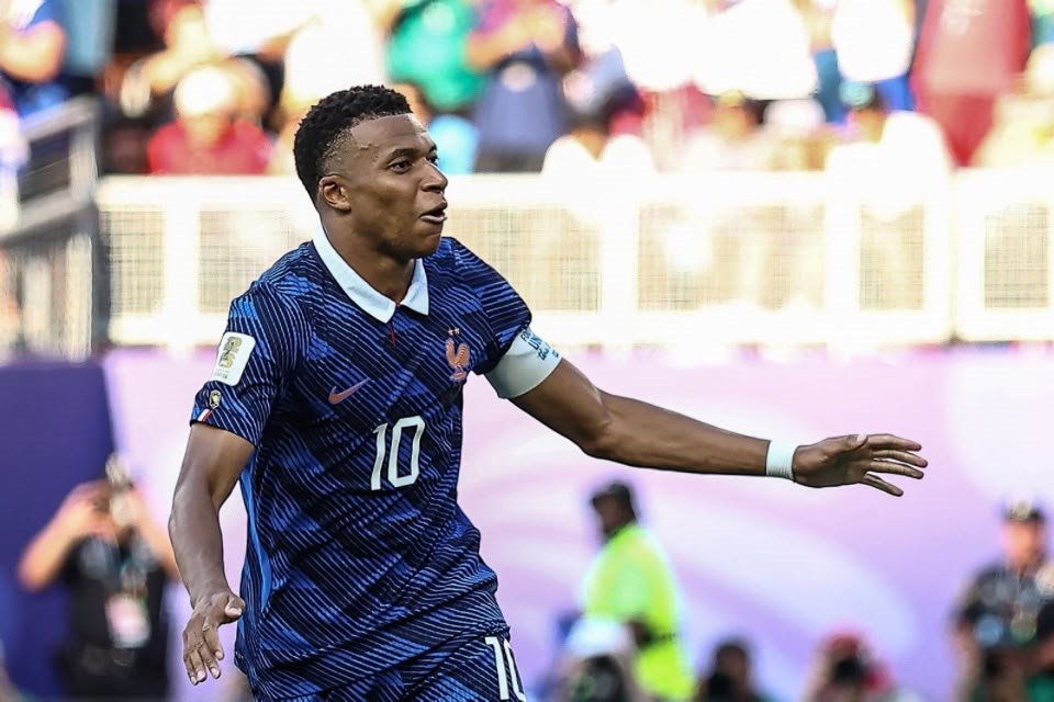 Kylian Mbappé, capitão e camisa 10 da França/CHARLY TRIBALLEAU / AFP