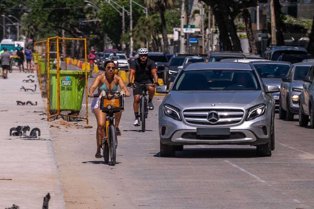 Em alguns trechos da Orla de Boa Viagem ciclistas e carros dividem o mesmo espaço/Foto: Rafael Vieira/DP
