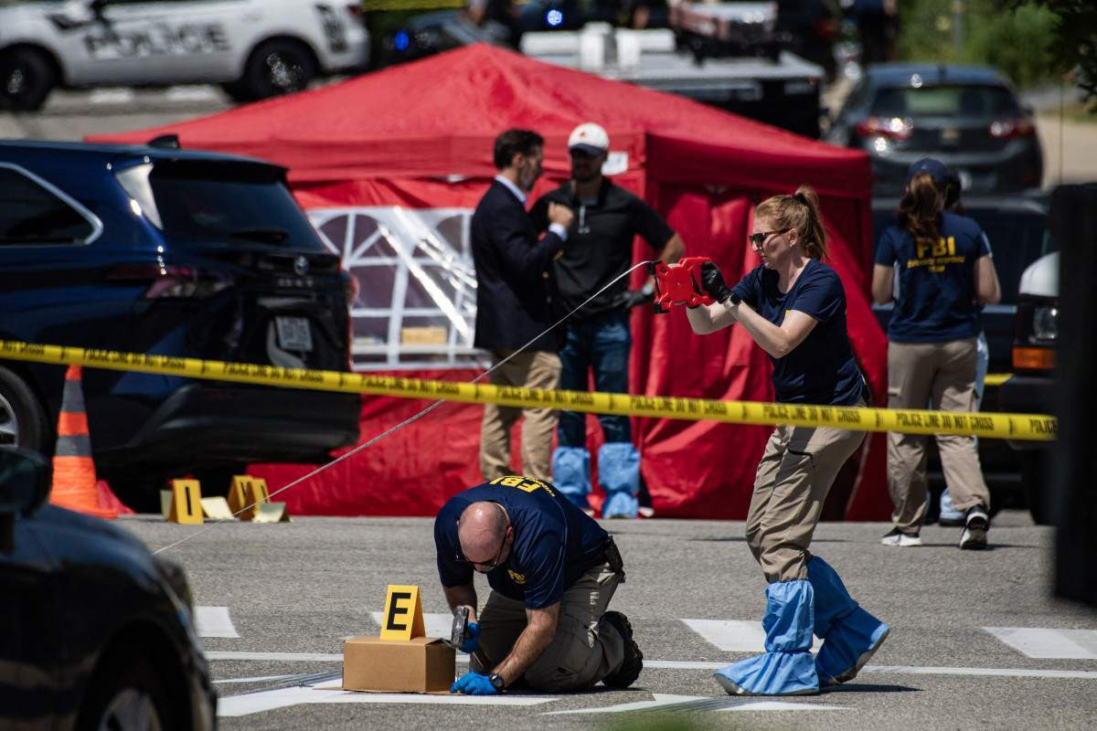 Investigadores do FBI trabalham no local de um suposto tiroteio envolvendo o ICE em Biddeford, Maine/JOSEPH PREZIOSO/AFP