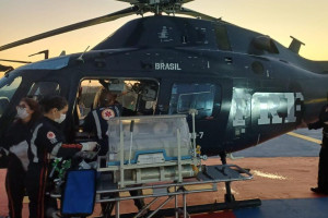 Beb&ecirc;, de 1 m&ecirc;s e 23 dias, foi transportada de helic&oacute;ptero