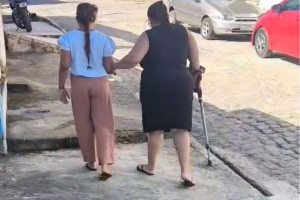 A v&iacute;tima diz sofrer com dores e dificuldade de locomo&ccedil;&atilde;o por conta da presen&ccedil;a do merc&uacute;rio no corpo