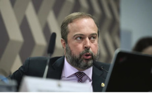 Aumento do Etanol na gasolina vai baratear pre&ccedil;o na bomba em R$ 0,03, diz ministro