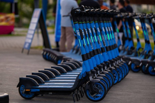 Atualmente, apenas a área central da cidade, como no Parque Aurora e a Praça Agamenon Magalhães, está disponibilizando cerca de 78 patinetes para a população. (Foto: João Gonçalves / SEI)