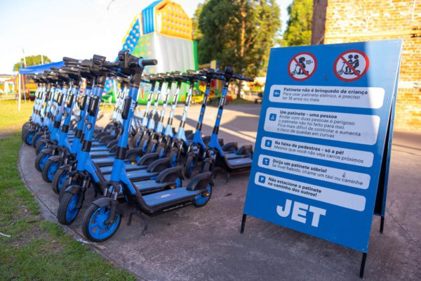 Atualmente, apenas a área central da cidade, como no Parque Aurora e a Praça Agamenon Magalhães, está disponibilizando cerca de 78 patinetes para a população. (Foto: João Gonçalves / SEI)