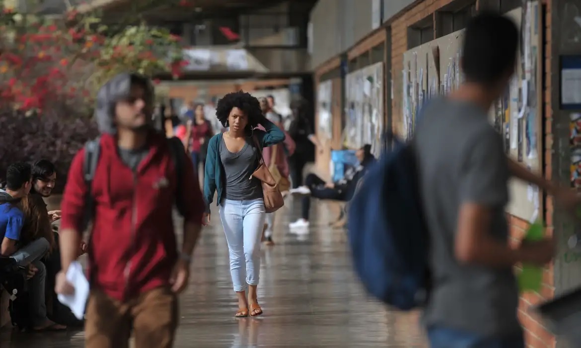 Na pós-graduação, 36,4% dos estudantes abandonaram o curso para cuidar dos filhos/Marcello Casal Jr/Agência Brasil