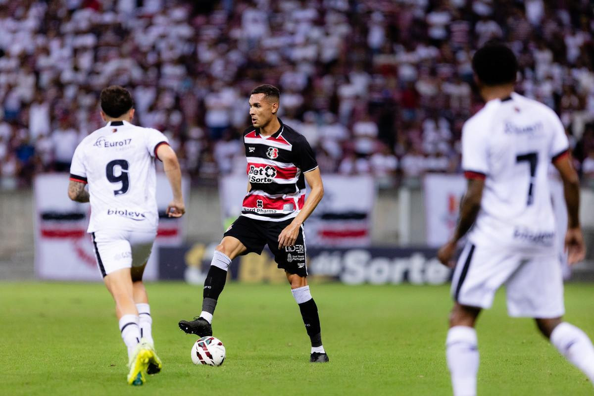 Matheus Vinícius, zagueiro do Santa Cruz/ Paulo Paiva / FPF