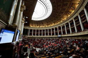 Deputados franceses participam da sess&atilde;o de vota&ccedil;&atilde;o do projeto de lei sobre a morte assistida na Assembleia Nacional