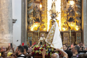 Imagem de Nossa Senhora do Carmo recebe novo manto
