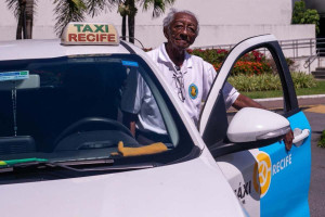 Aos 95 anos, Seu Paulino ainda dirige t&aacute;xi e n&atilde;o pensa em parar: "Trabalhar &eacute; a minha vida"