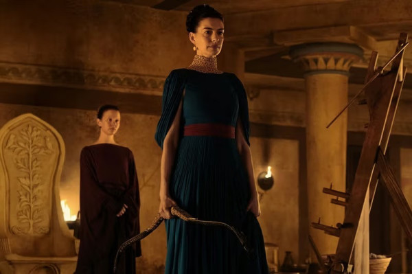 Anne Hathaway faz o papel de Penélope, que aguarda por anos o retorno de Odisseu (Universal/Divulgação)