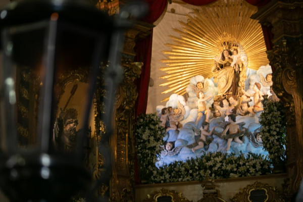 Imagem peregrina de Nossa Senhora do Carmo recebe novo manto (Foto: Weslly Gomes/DP Foto)