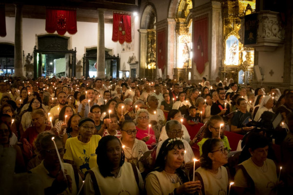 Fiéis celebram missa na Basílica do Carmo (Foto: Weslly Gomes/DP Foto)