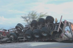 Carreta tera tombado em cima dos ve&iacute;culos