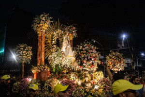 Prociss&atilde;o seguiu pelas ruas do bairro de Santo Ant&ocirc;nio