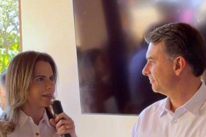 Clarissa T&eacute;rcio tem trocado figurinhas com Fl&aacute;vio Bolsonaro e pode colaborar com campanha dele