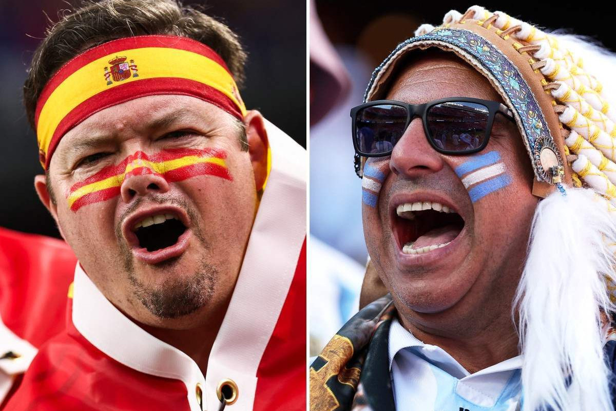 Torcedor da Espanha e da Argentina /Franck FIFE and Odd ANDERSEN / AFP