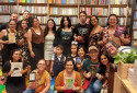 Integrantes do clube Na Sua Estante se re&uacute;nem para debater a leitura do m&ecirc;s - Foto: Cortesia