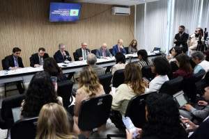 Governo aposta em apoio a empresas e adia retalia&ccedil;&atilde;o aos EUA