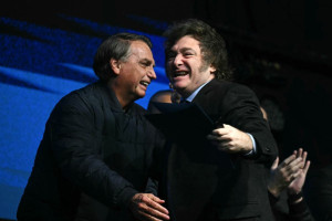 O ex-presidente brasileiro Jair Bolsonaro (&agrave; esquerda) cumprimenta o presidente da Argentina, Javier Milei, durante a confer&ecirc;ncia CPAC Brasil em Cambori&uacute;, Santa Catarina
