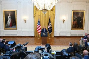 O presidente dos EUA, Donald Trump, dirige-se &agrave; na&ccedil;&atilde;o a partir da Sala Leste da Casa Branca