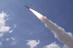 O comandante da For&ccedil;a Aeroespacial da Guarda Revolucion&aacute;ria do Ir&atilde; prometeu, em 17 de julho, que Teer&atilde; n&atilde;o interromperia seus ataques na regi&atilde;o at&eacute; que os EUA parassem de atacar a costa sul do Ir&atilde; e o Estreito de Ormuz