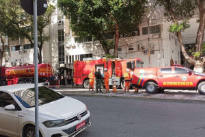 Princ&iacute;pio de inc&ecirc;ndio atinge o 15&ordm; andar do Edif&iacute;cio &Eacute;bano, na Boa Vista, &aacute;rea central do Recife