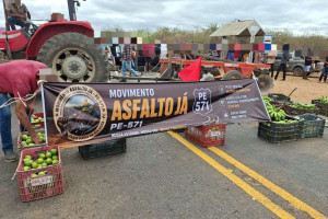 Os manifestantes cobram do Governo de Pernambuco a pavimenta&ccedil;&atilde;o da PE-571