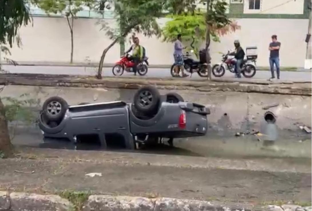 Modelo 4x4 caiu dentro de canal, na Zona Sul do Recife/Cortesia