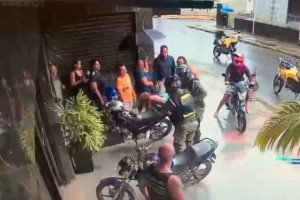 Policiais do BPTran salvam beb&ecirc; de engasgo na Zona Sul do Recife