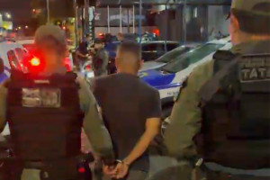 Homem utilizava arma de fogo falsa 