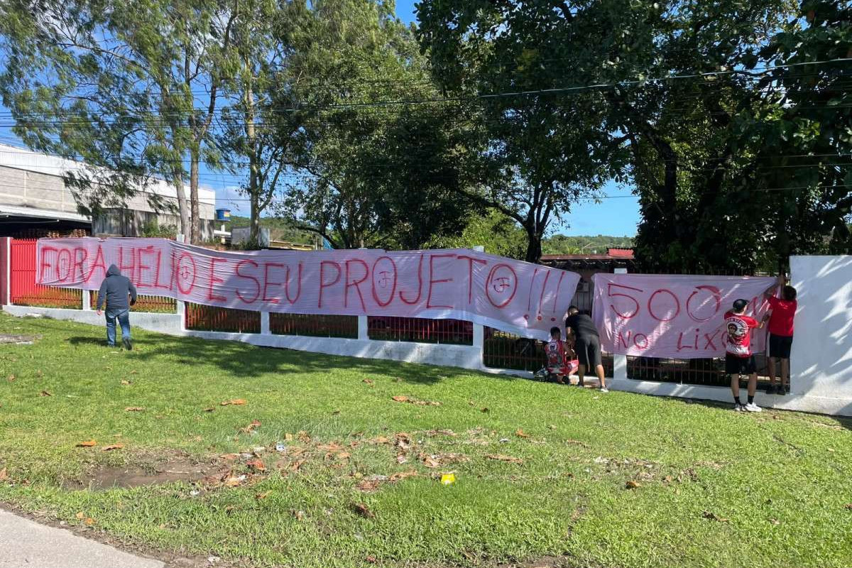 Protesto de membros de organizada do Náutico em frente ao CT Wilson Campos, domingo (19)/Reprodução/X/@renatorbarros