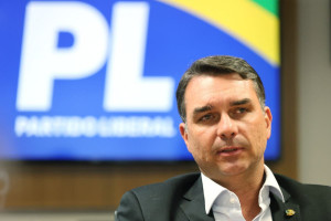 Fl&aacute;vio j&aacute; tem sido acompanhado por seguran&ccedil;as e tem usado colete &agrave; prova de balas em seus compromissos p&uacute;blicos