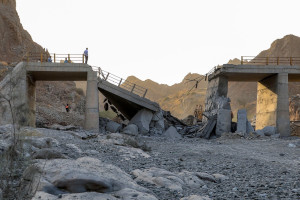 Uma ponte gravemente danificada, atingida por um ataque dos Estados Unidos, &eacute; vista na estrada que liga Roudan a Bandar Abbas, no sul do Ir&atilde;, em 18 de julho de 2026