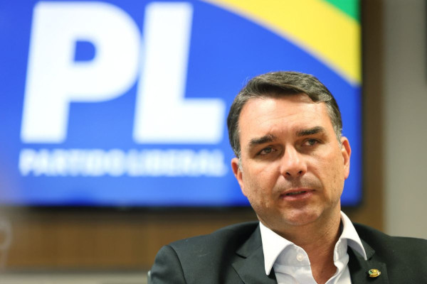 Fl&aacute;vio j&aacute; tem sido acompanhado por seguran&ccedil;as e tem usado colete &agrave; prova de balas em seus compromissos p&uacute;blicos