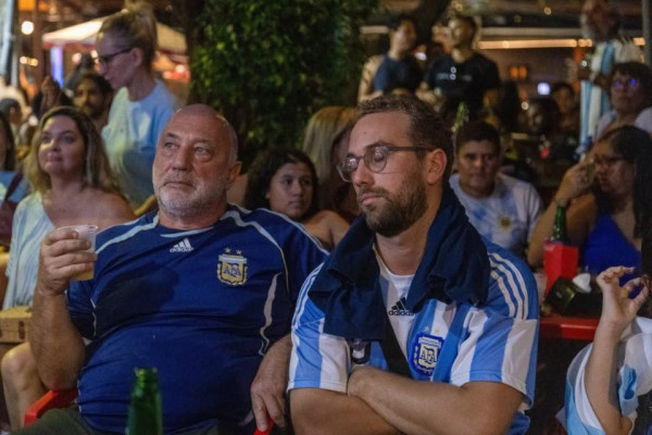 Torcedores da Argentina na final da Copa do Mundo, no Recife  (Karol Rodrigues / DP Foto)