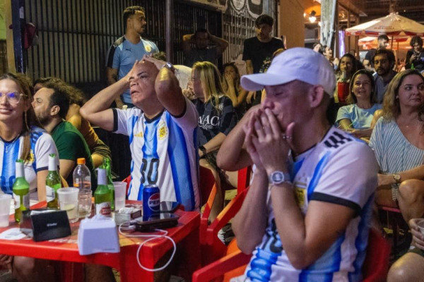 Torcedores da Argentina na final da Copa do Mundo, no Recife  (Karol Rodrigues / DP Foto)