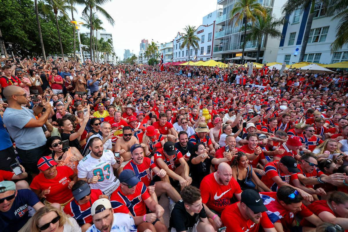  MIAMI BEACH, FLORIDA - JULY 10: Fans of Norway take part in the "Viking Row," a cheer created by Norwegian soccer fans which gained popularity during the 2026 FIFA World Cup, on July 10, 2026, in Miami Beach, Florida. The soccer fans gathered on Ocean Drive to rally ahead of Norway's World Cup quarterfinal matchup against England, which will be held in Miami Gardens on July 11.   Buda Mendes/Getty Images/AFP (Photo by Buda Mendes / GETTY IMAGES NORTH AMERICA / Getty Images via AFP) ( Getty Images via AFP)